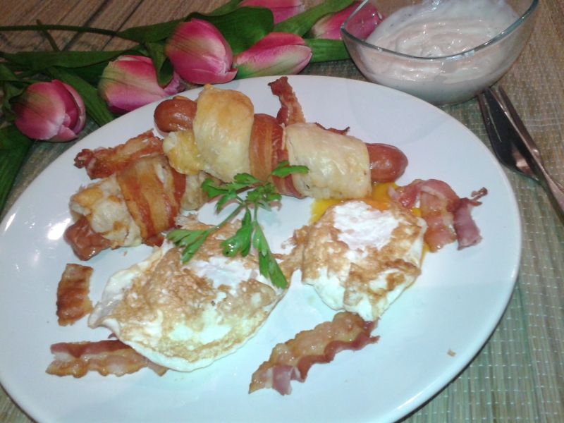 Parówki w cieście francuskim i boczku Parówki w cieście francuskim i boczku