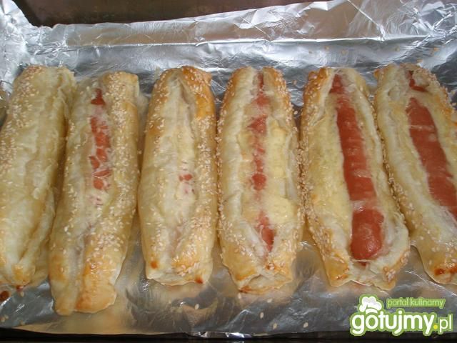 Parówki w cieście francuskim karolci