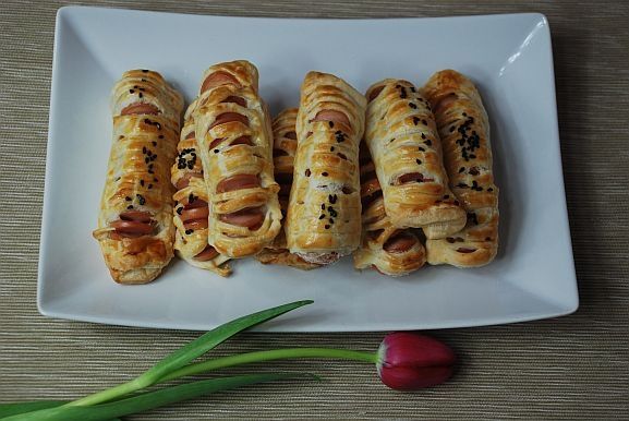 Parówki w cieście francuskim z czarnuszką