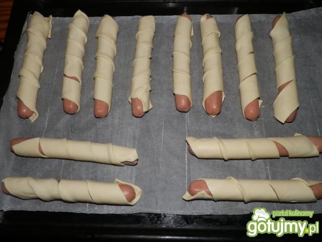 Parówki w cieście francuskim z dipem. Parówki w cieście francuskim z dipem.