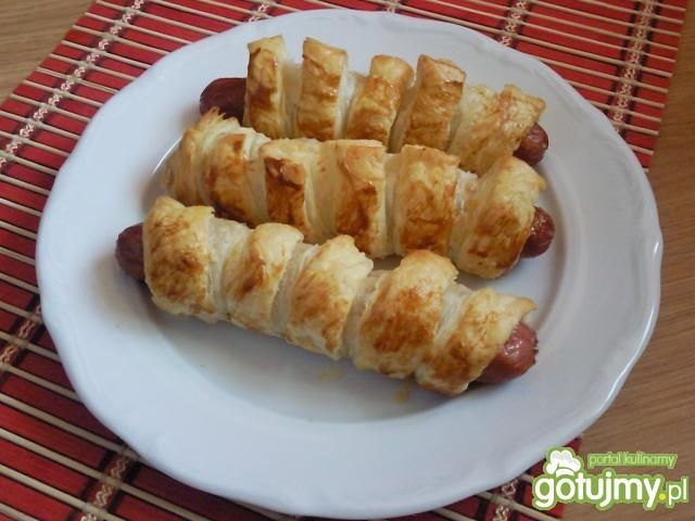 Parówki w cieście francuskim z serem