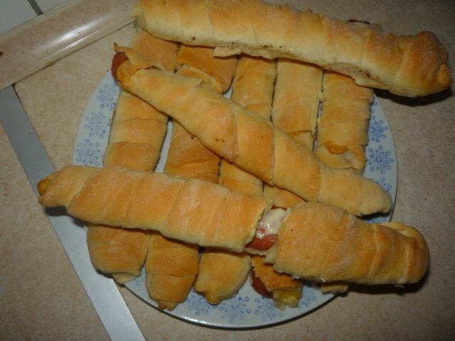 Parówki w cieście z serem żółtym Parówki w cieście z serem żółtym