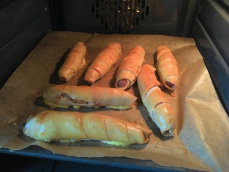 Parówki w drożdżowym cieście 