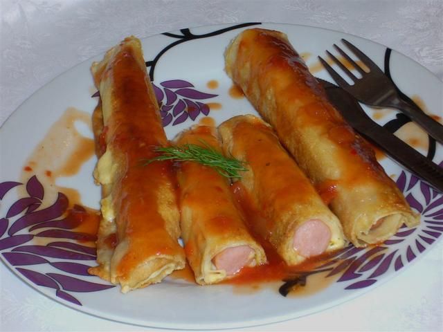 Parówki w naleśnikach z serem i sosem  Parówki w naleśnikach z serem i sosem