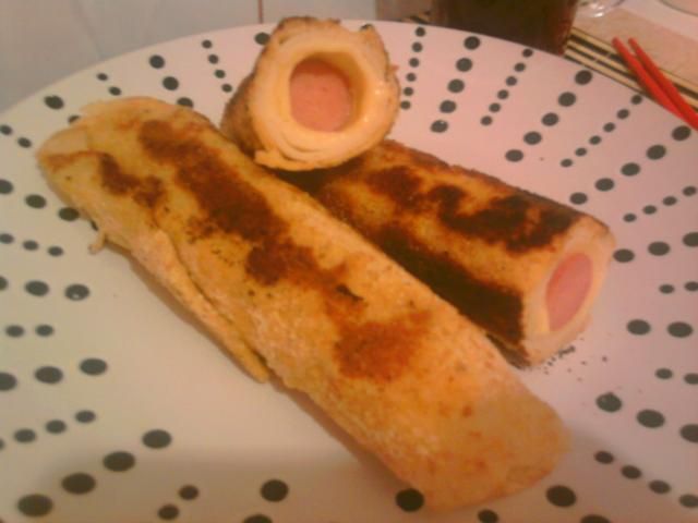 Parówki w naleśnikach z serem zółtym