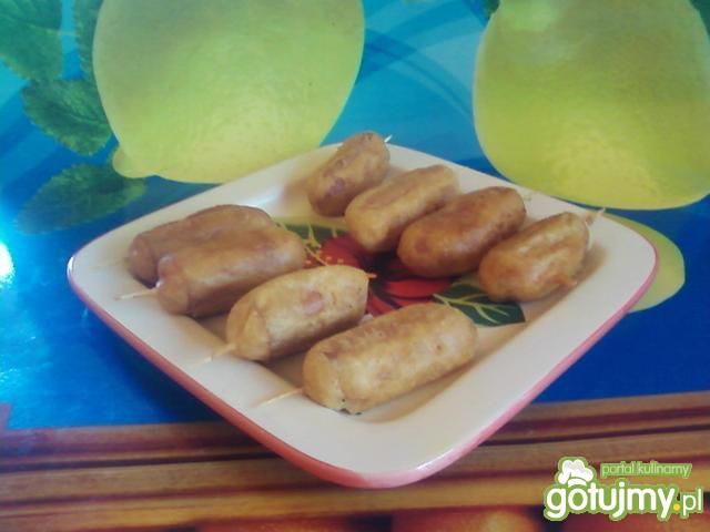 Parówki w pikantnym cieście. Parówki w pikantnym cieście.