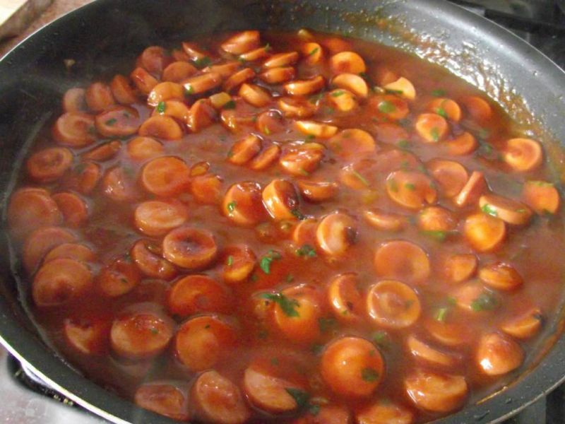 Parówki w pomidorowym sosie z natką pietruszki