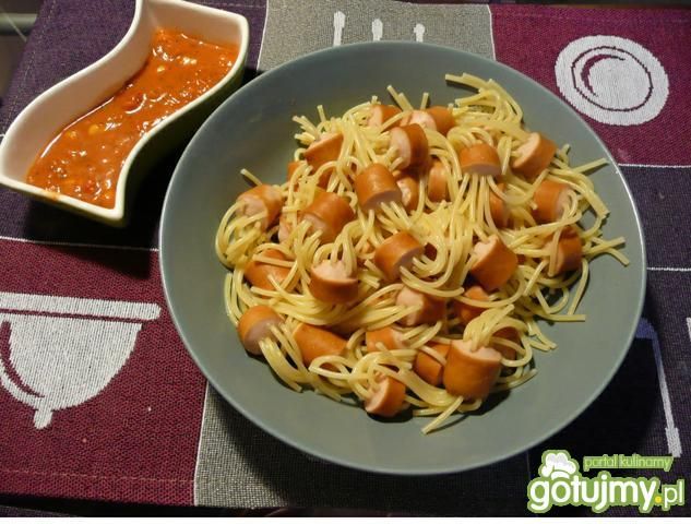 Parówki z makaronem i pomidorowym sosem Parówki z makaronem i pomidorowym sosem