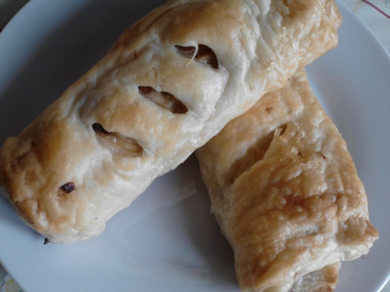 Parówki z pieczarkami w cieście francuskim Parówki z pieczarkami w cieście francuskim