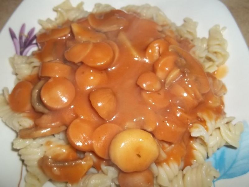 Parówki z pieczarkami w sosie pomidorowym Parówki z pieczarkami w sosie pomidorowym