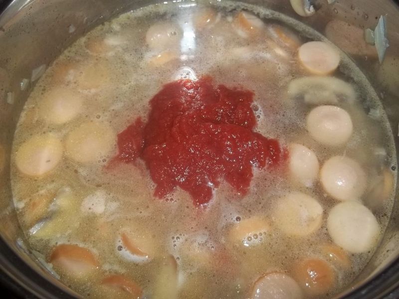Parówki z pieczarkami w sosie pomidorowym