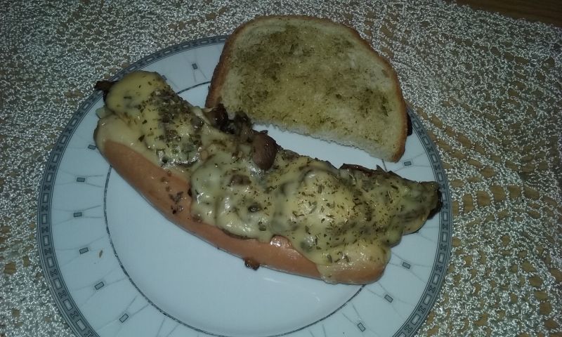 Parówki z serem, pieczarkami i ziołowymi grzankami Parówki z serem, pieczarkami i ziołowymi grzankami