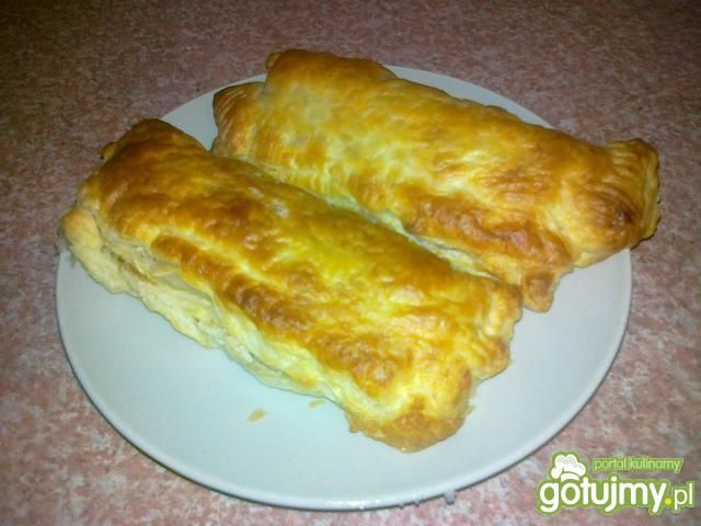 Parówki z serem w cieście francuskim .. Parówki z serem w cieście francuskim ..