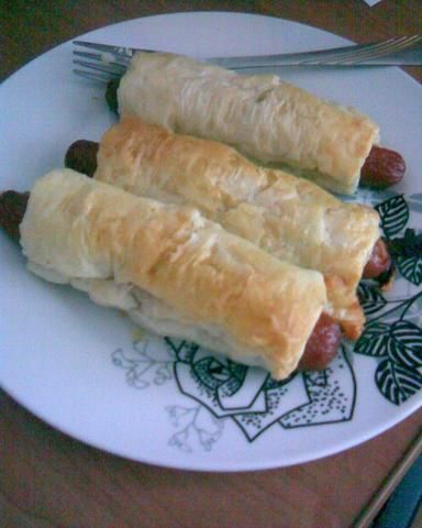 Parówki z serem w cieście francuskim Parówki z serem w cieście francuskim