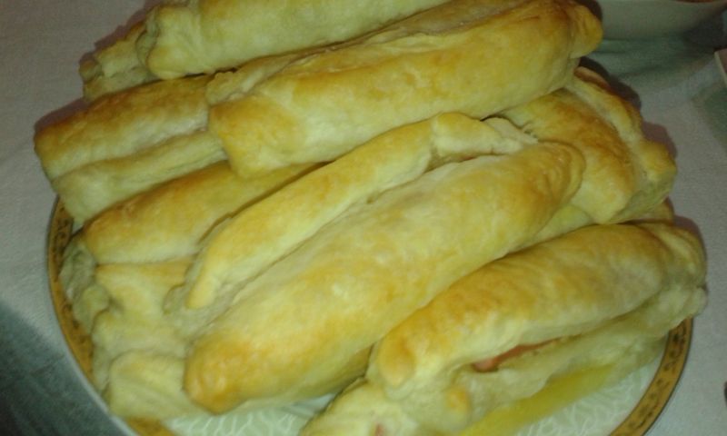 Parówki z serem w cieście francuskim