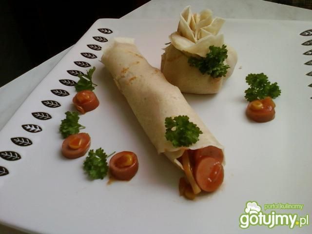 Parówki z soem chińskim w naleśniku