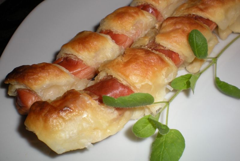 Parówki z szynki w cieście francuskim Parówki z szynki w cieście francuskim