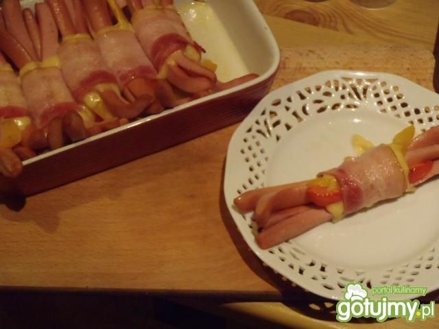 Parówki zapiekane owijane boczkiem Parówki zapiekane owijane boczkiem