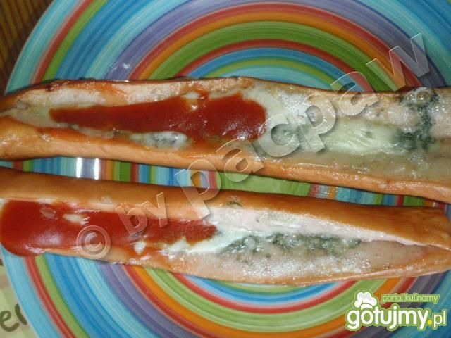 Parówki zapiekane z gorgonzolą  Parówki zapiekane z gorgonzolą