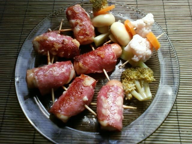 Parówki zawijane serem i salami