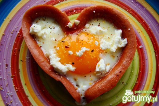 Parówkowe serduszko z jajem i fetą  Parówkowe serduszko z jajem i fetą