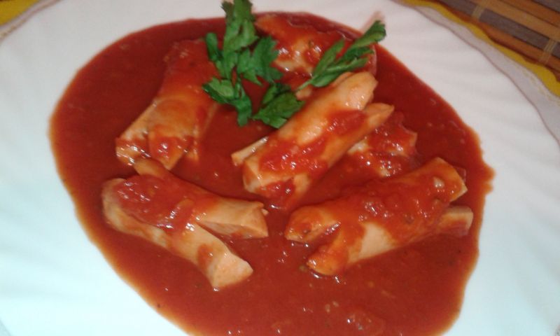 Parówkowe żabki w sosie pomidorowym