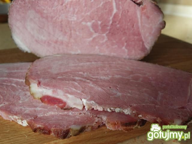 Parzona szynka uwędzona.