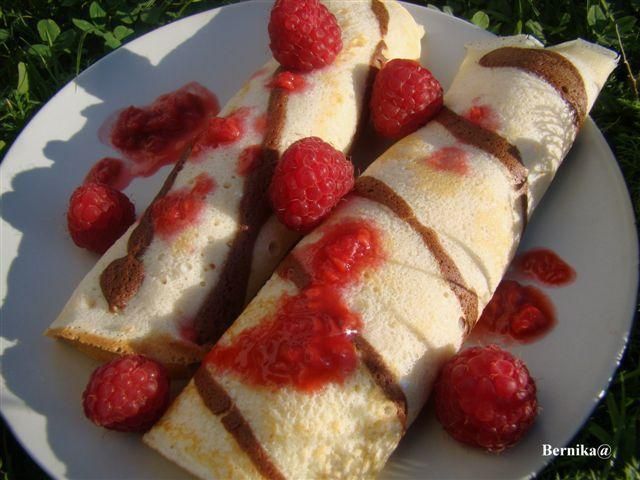 Pasiaste naleśniki z serem i malinami Pasiaste naleśniki z serem i malinami