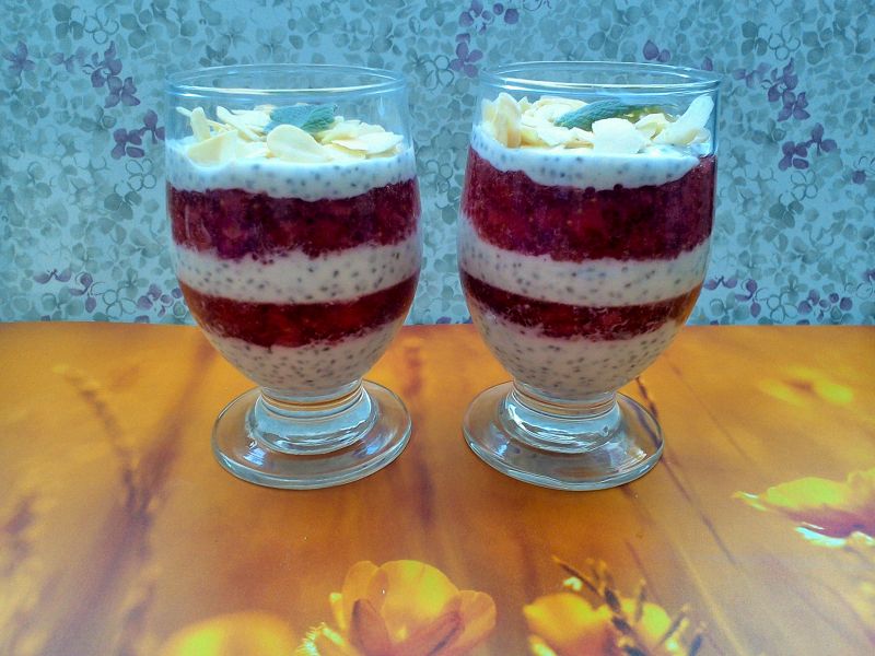 Pasiasty pudding chia z truskawkami  Pasiasty pudding chia z truskawkami