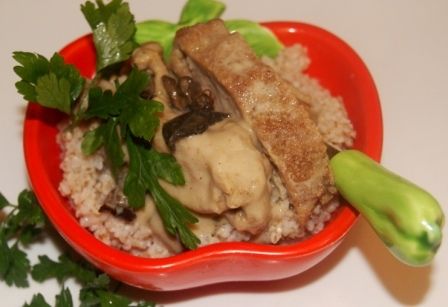 Paski  kotletów w sosie grzybowym z kaszą