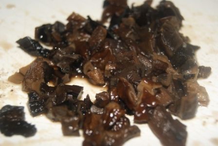 Paski  kotletów w sosie grzybowym z kaszą