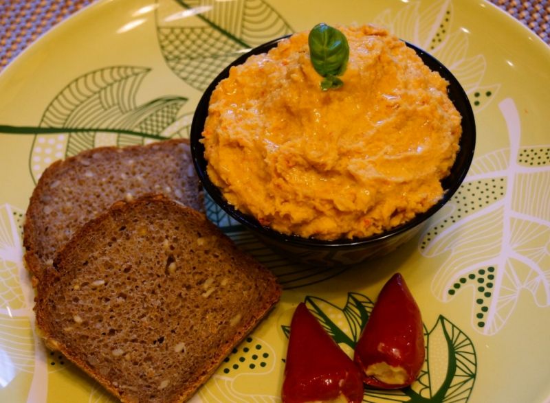 Pasta cieciorkowo-paprykowa z pazurem  Pasta cieciorkowo-paprykowa z pazurem