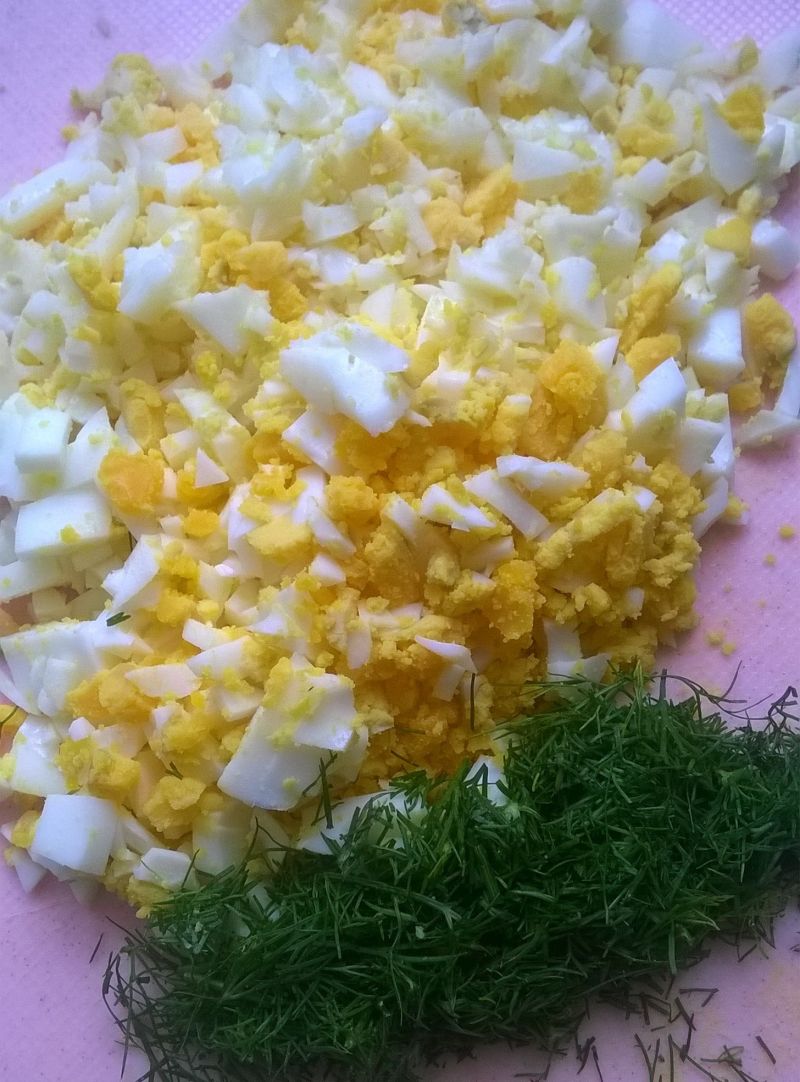 Pasta cukiniowa z kiełbasą i jajkami do pieczywa