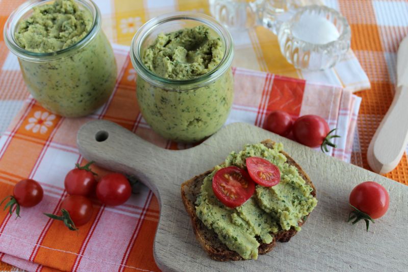 Pasta do chleba z ciecierzycy i pietruszki