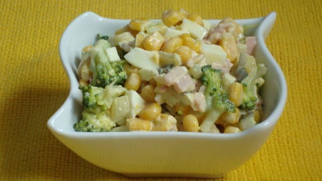 Pasta jajeczna z brokułami i kukurydzą