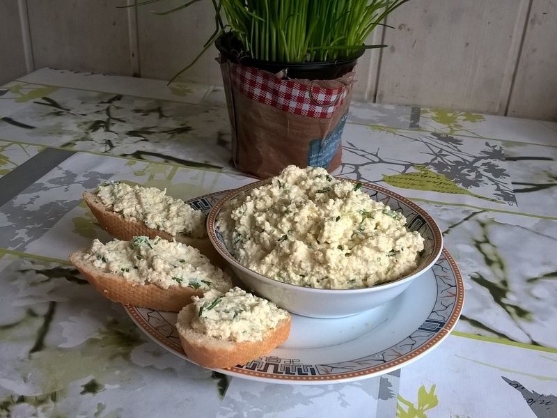 Pasta jajeczna z chrzanem i szczypiorkiem Pasta jajeczna z chrzanem i szczypiorkiem