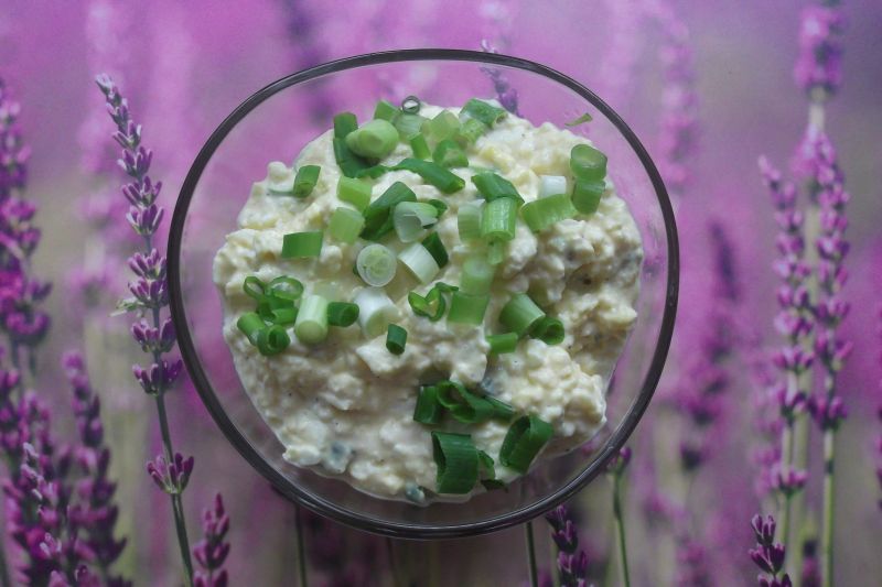 Pasta jajeczna z dymką i fetą