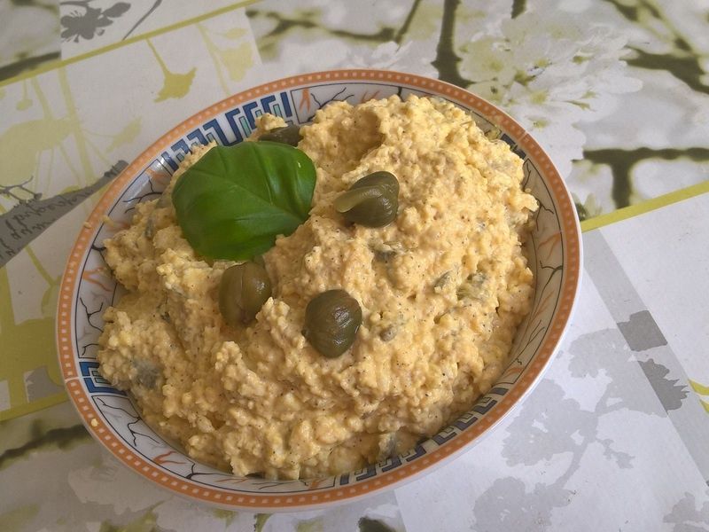 Pasta jajeczna z kaparami i żółtym serem Pasta jajeczna z kaparami i żółtym serem