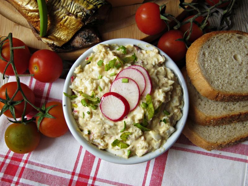 Pasta jajeczna z makrelą, rzodkiewką i serem feta Pasta jajeczna z makrelą, rzodkiewką i serem feta