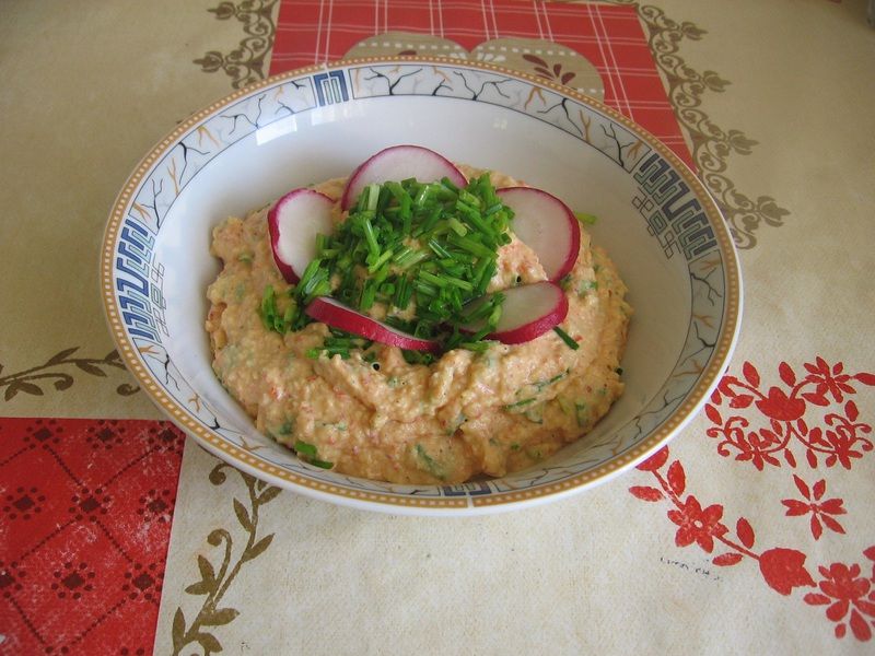 Pasta jajeczna z papryką i rzodkiewką