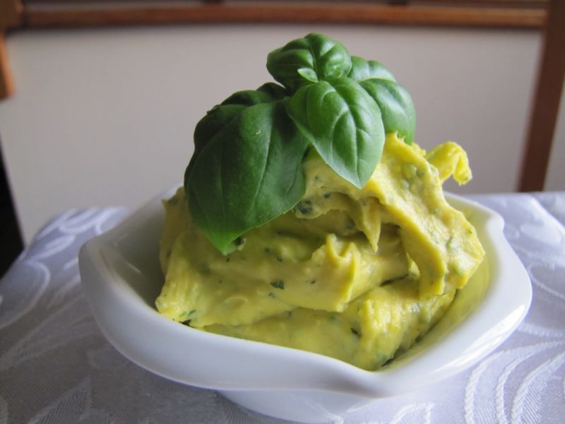 Pasta jajeczna z pokrzywą