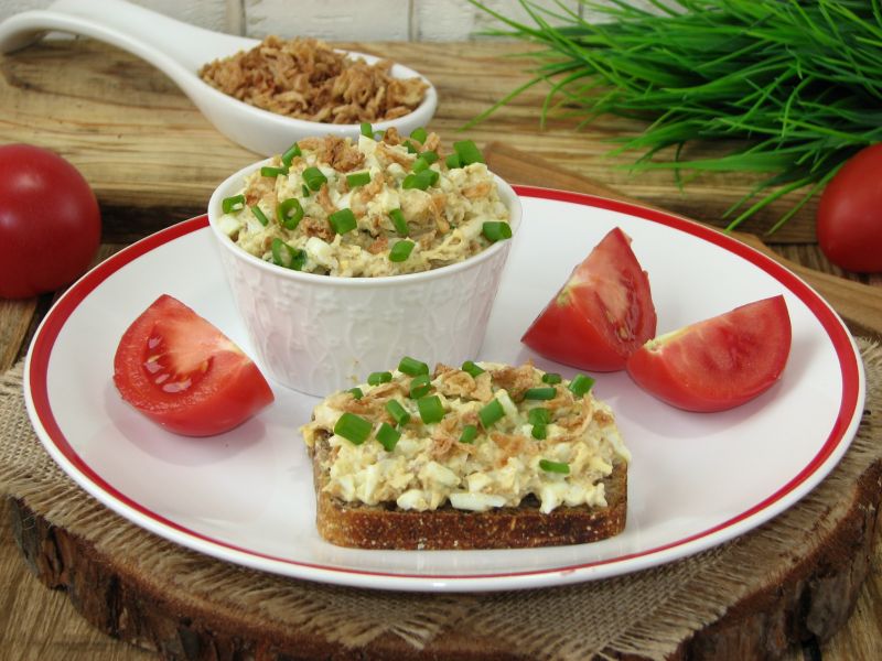 Pasta jajeczna z prażoną cebulką Pasta jajeczna z prażoną cebulką