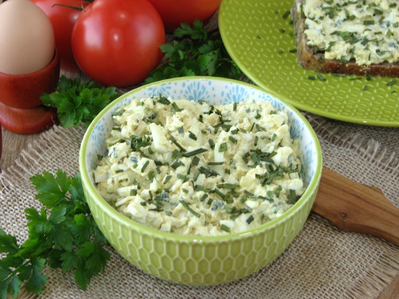 Pasta jajeczna z remuladą i suszonym szczypiorkiem Pasta jajeczna z remuladą i suszonym szczypiorkiem