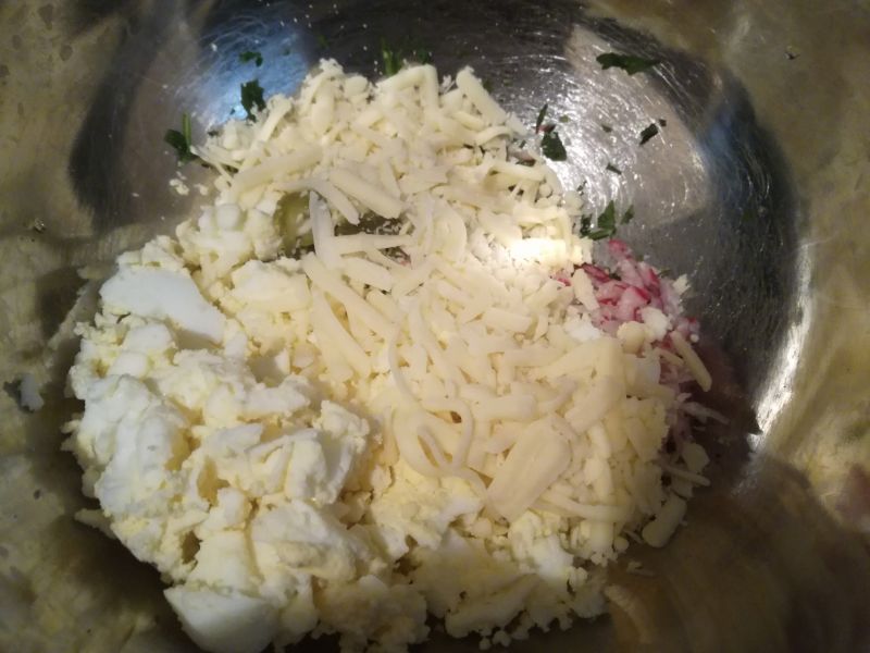Pasta jajeczna z rzodkiewką i ogórkami