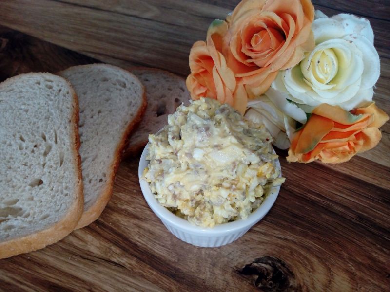 Pasta jajeczna z serem żółtym i słonecznikiem Pasta jajeczna z serem żółtym i słonecznikiem