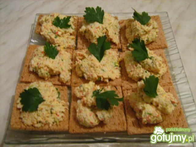 Pasta jajeczna z surimi i szczypiorkiem Pasta jajeczna z surimi i szczypiorkiem