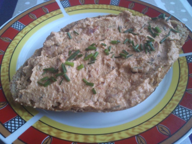 Pasta jajeczna z suszonymi pomidorami