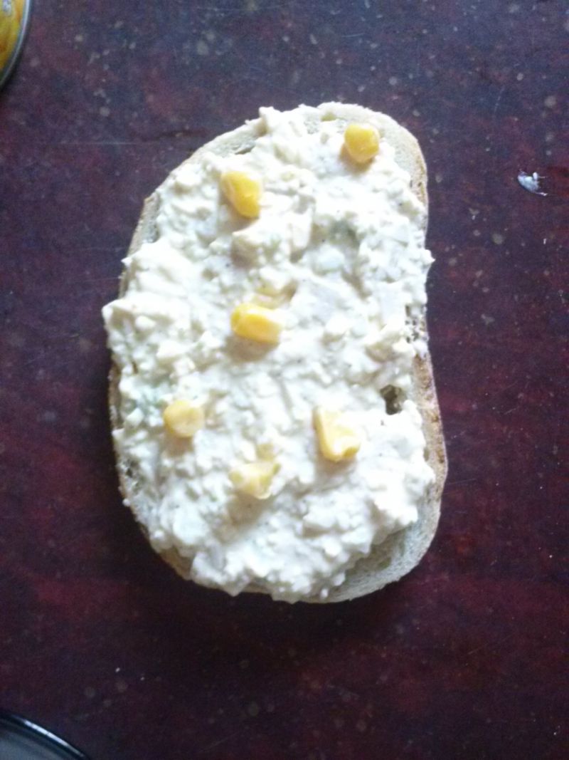 Pasta jajeczna ze śledziami i kukurydzą Pasta jajeczna ze śledziami i kukurydzą