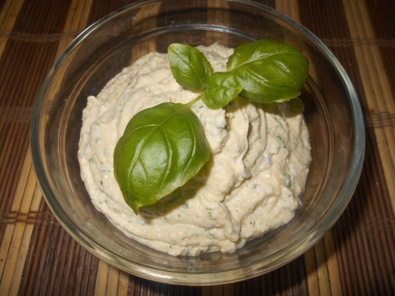 Pasta jajeczno-bazyliowa