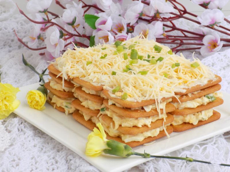 Pasta jajeczno-serowa na krakersach  Pasta jajeczno-serowa na krakersach